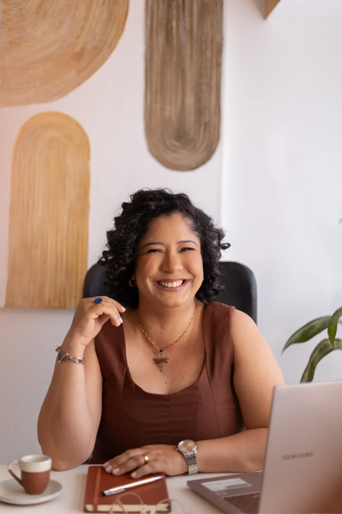 Naíla Nunes, psicóloga, no consultório